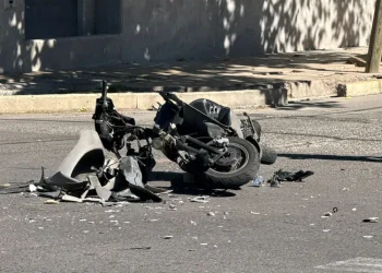 Violento choque en Concepción: una motociclista terminó hospitalizada tras impactar contra un auto