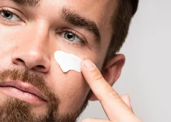 Alerta sanitaria: la ANMAT prohibió una crema antiage para hombres y otros cosméticos