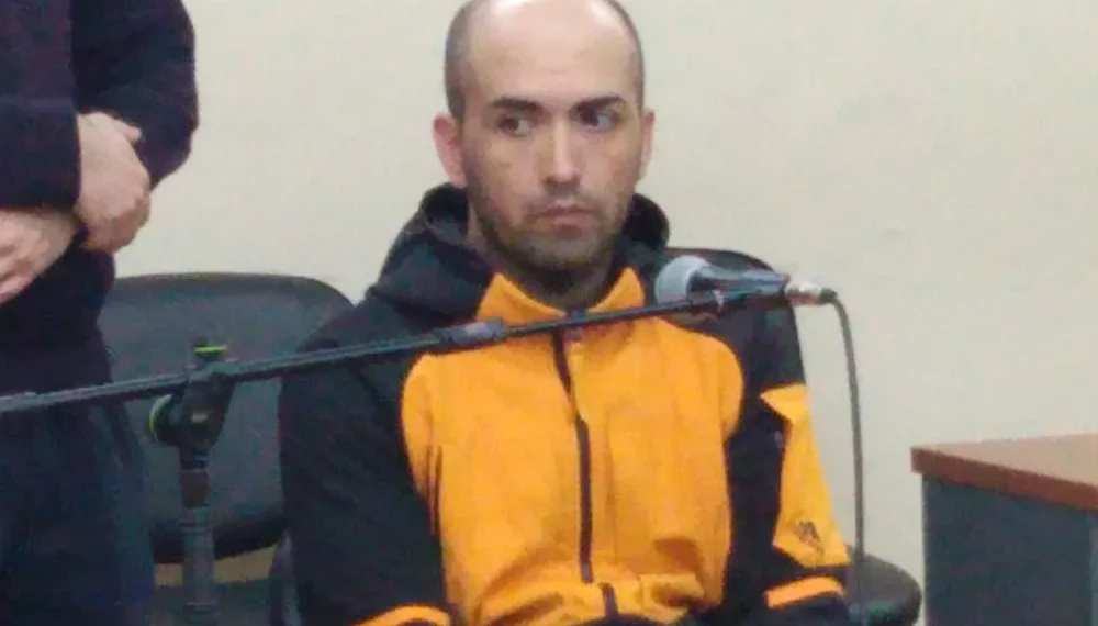 Violento ataque entre amigos de la infancia en Rawson: apuñaló a su vecino y evitó la prisión efectiva