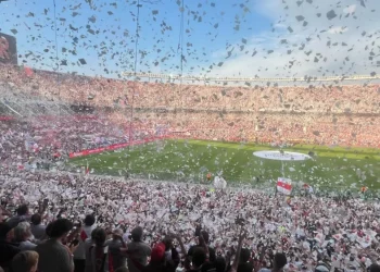 Fin de una tradición: CABA prohíbe el uso de papeles en los estadios tras el incendio en el Superclásico