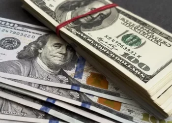 Tendencia bajista: El dólar oficial retrocede y perfora la barrera de los $1.400 por primera vez en la semana