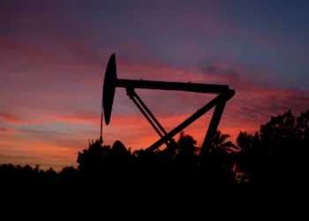 Alivio global: reabrieron el estrecho de Ormuz y el precio del petróleo cayó más de un 8%