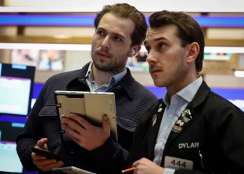 Bajan las acciones y los bonos operan mixtos en una jornada de cautela en Wall Street
