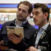 Bajan las acciones y los bonos operan mixtos en una jornada de cautela en Wall Street