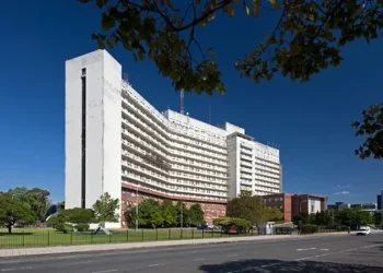 Emergencia en el Edificio Libertad: incendio en la sede de la Armada dejó cinco heridos y 75 evacuados