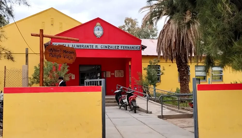Tensión en Jáchal: la Justicia intervino dos escuelas por amenazas de tiroteo y los alumnos deben asistir con mochilas transparentes
