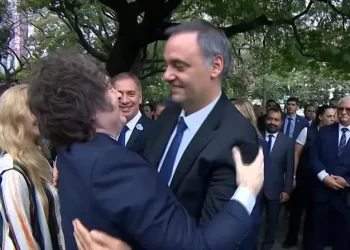 El simbolismo del 2 de abril: el gesto de respaldo de Javier Milei a Manuel Adorni en el cenotafio de Retiro