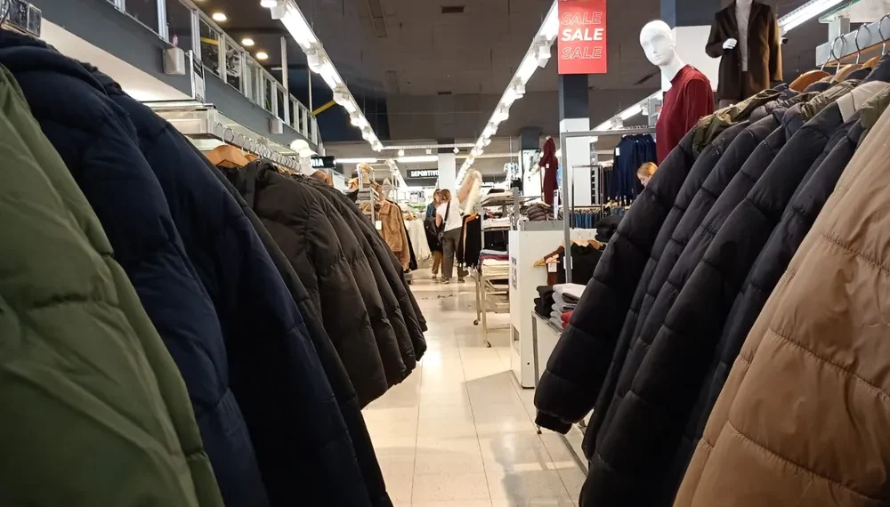 Invierno en San Juan: Brecha de precios y calidad marca la temporada de abrigos en el comercio local