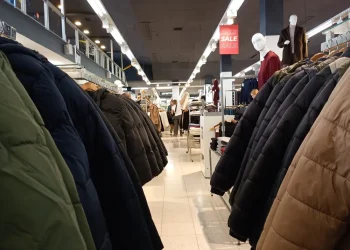 Invierno en San Juan: Brecha de precios y calidad marca la temporada de abrigos en el comercio local