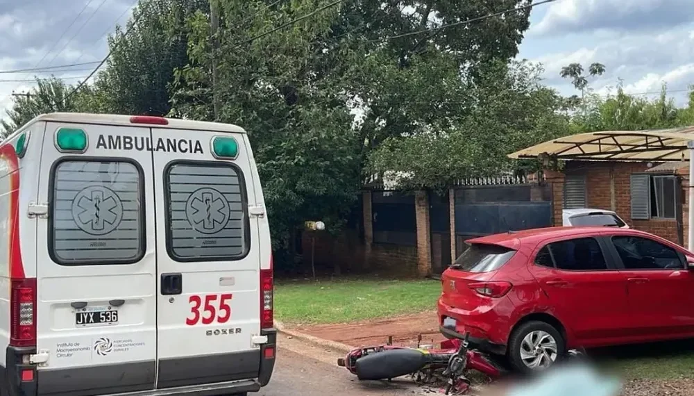 Tragedia vial en Posadas: un motociclista falleció tras impactar contra un auto estacionado