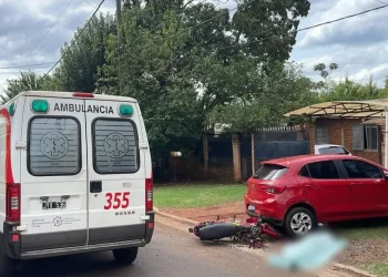 Tragedia vial en Posadas: un motociclista falleció tras impactar contra un auto estacionado