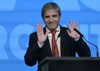 Misión en Washington: Luis Caputo busca destrabar fondos clave ante el FMI y el Banco Mundial