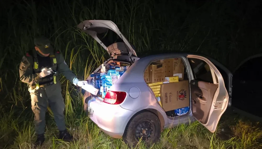 Contrabando y persecución en Misiones: evadieron un control de Gendarmería y abandonaron un auto cargado con cigarrillos