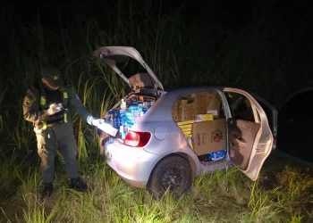 Contrabando y persecución en Misiones: evadieron un control de Gendarmería y abandonaron un auto cargado con cigarrillos