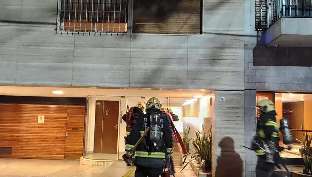 Incendio y tragedia en un departamento: hallaron a un anciano carbonizado