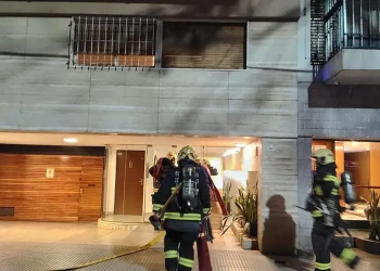 Incendio y tragedia en un departamento: hallaron a un anciano carbonizado