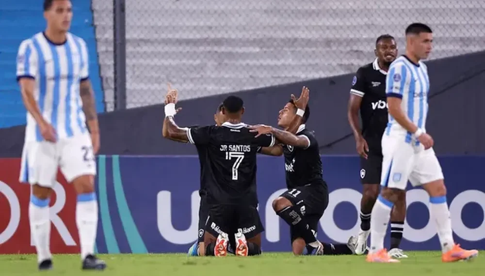 Noche negra en Avellaneda: Racing cayó ante Botafogo sobre la hora y se hunde en una crisis profunda
