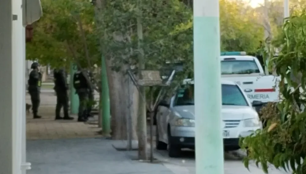 Papelón y terror en Rivadavia: Gendarmería se equivocó de casa y reventó la puerta de una familia inocente