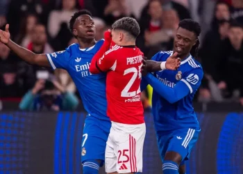 Golpe al futuro: la UEFA sancionó a Gianluca Prestianni con seis partidos por su cruce con Vinícius Júnior