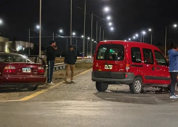 Domingo accidentado en el Acceso Este: violento impacto entre dos autos en el Monumento al Gaucho