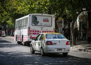 Crisis en el transporte: taxis y remises pedirán un aumento del 90% para junio