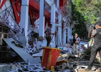 Alerta en el Sudeste Asiático: un sismo de 7.4 sacudió Indonesia y activó protocolos de tsunami