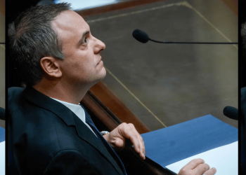 Morosidad, inflación y el impacto de Medio Oriente: los ejes del informe de gestión de Manuel Adorni