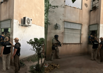 Tensión en el Barrio Manantiales: Fuerte operativo policial por presunto atrincheramiento