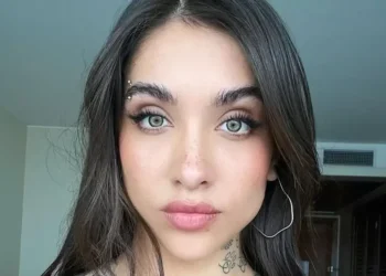 El emotivo gesto de María Becerra: visitó a una fan que lucha contra el cáncer