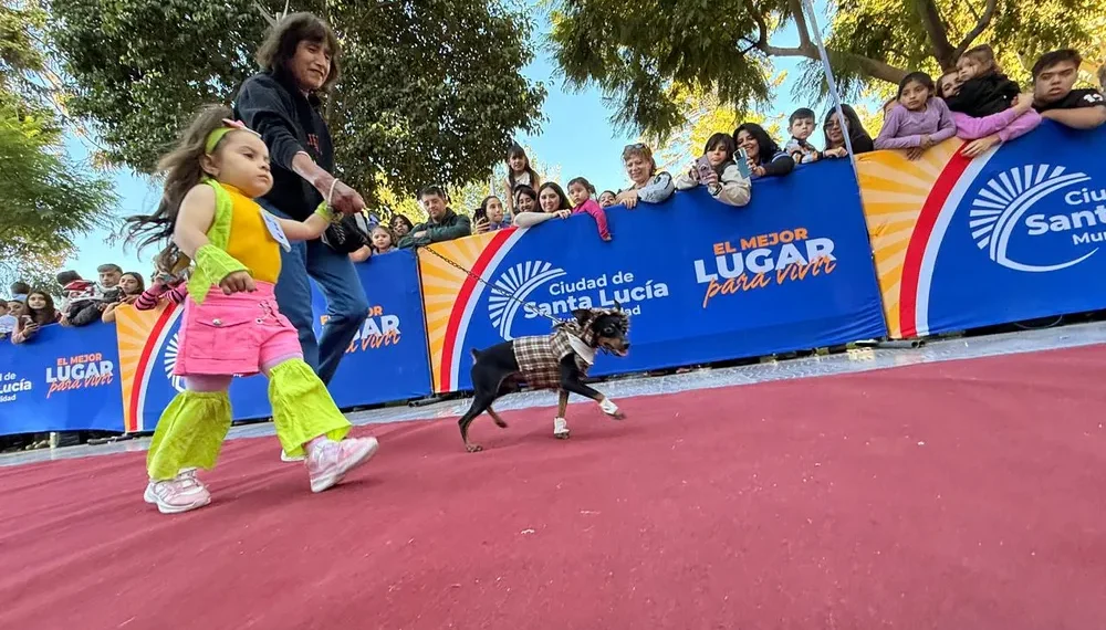 Festejo multitudinario en Santa Lucía: Más de 300 mascotas desfilaron en una Plaza colmada por el Día del Animal