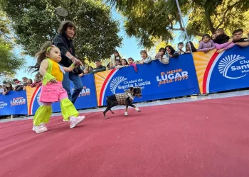 Festejo multitudinario en Santa Lucía: Más de 300 mascotas desfilaron en una Plaza colmada por el Día del Animal