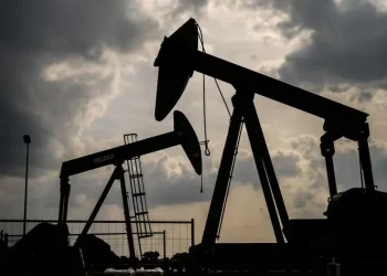 Desplome en el mercado energético: El precio del petróleo cae un 15% y perfora la barrera de los 100 dólares