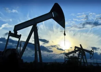 Escalada histórica: El barril de petróleo rompe el techo de los 122 dólares por primera vez desde 2022.