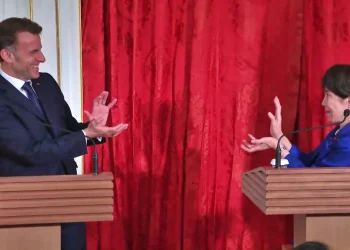 Alianza estratégica: Macron y la Primera Ministra japonesa sellan acuerdo con un «kamehameha»