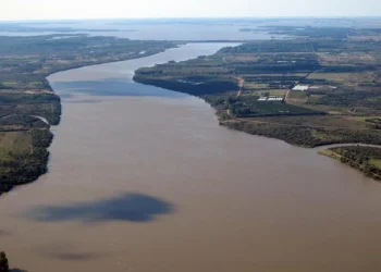 Alerta en el perilago: buscan intensamente a dos hombres que desaparecieron mientras pescaban en kayak