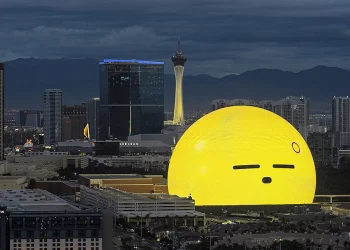 Escena cinematográfica en Las Vegas: aviones de combate aterrizan ante la mirada de «The Sphere»