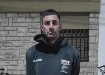 Tensión en pleno Centro: un delincuente le apuntó con un arma a un policía tras una persecución