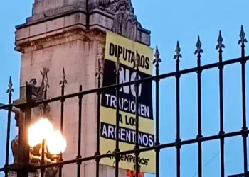 Tensión en el Congreso por la Ley de Glaciares: detuvieron a siete activistas de Greenpeace durante una protesta