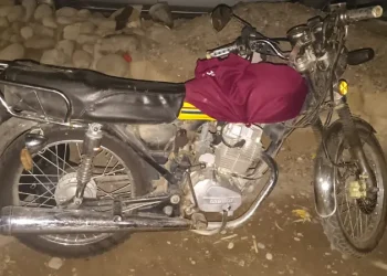 Noche de caos y persecución: roban una moto, asaltan a una mujer y caen tras un operativo policial