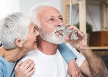 Clave para la salud cerebral: expertos revelan la importancia de la hidratación en mayores de 60 años