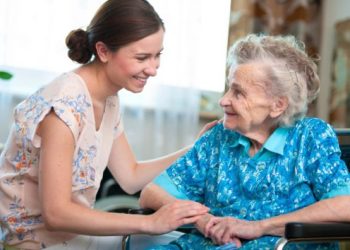 Escándalo y vulnerabilidad: clausuraron dos geriátricos clandestinos en San Juan que alojaban a 26 adultos mayores
