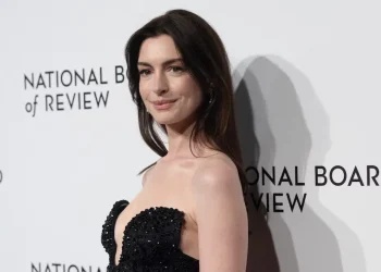 Anne Hathaway confesó que padeció ceguera legal en un ojo durante una década debido a una catarata temprana