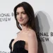 Anne Hathaway confesó que padeció ceguera legal en un ojo durante una década debido a una catarata temprana