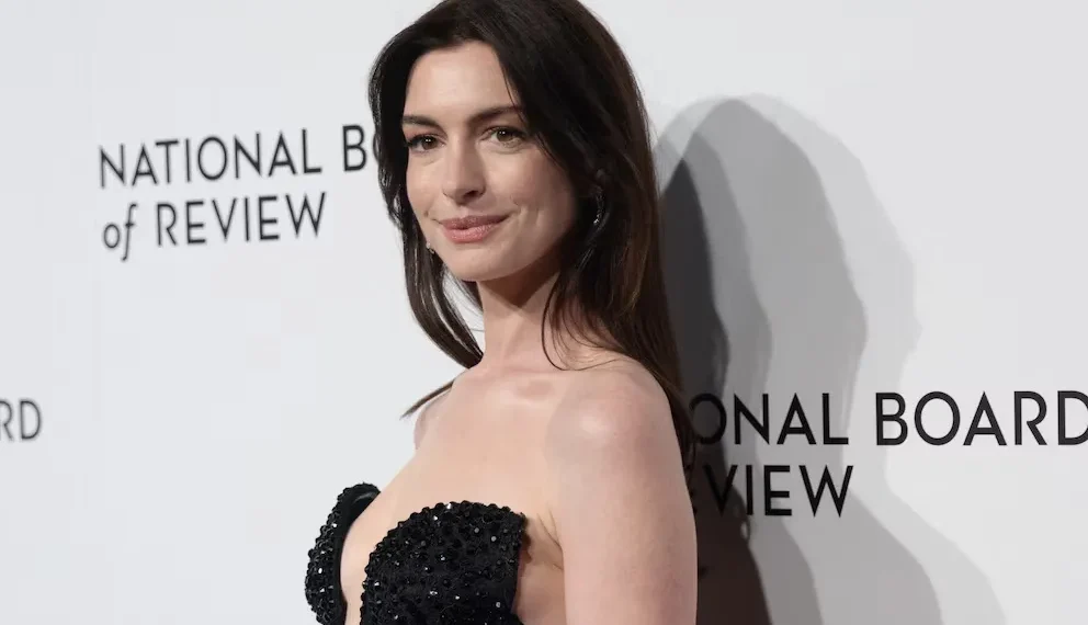 Anne Hathaway confesó que padeció ceguera legal en un ojo durante una década debido a una catarata temprana