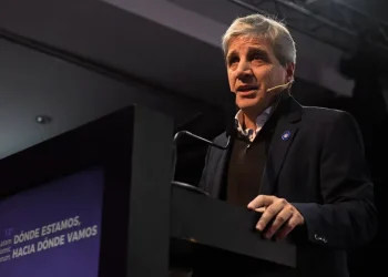 “La economía se va a llevar puesta a la política en el año electoral”: Luis Caputo defendió el rumbo y proyectó una inflación menor para mayo