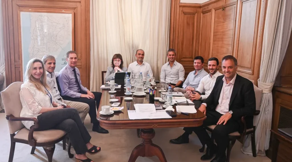 El Gobierno reúne a su mesa política para frenar la interna libertaria tras los cruces en redes
