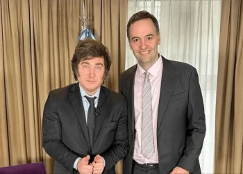 Reunión clave en Olivos : Javier Milei recibe a Manuel Adorni para redefinir la agenda de gestión.