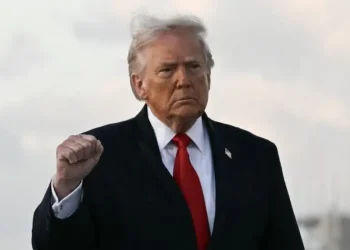 Alarma mundial: Trump amenaza con «volar» a Omán si intenta controlar el estrecho de Ormuz con Irán