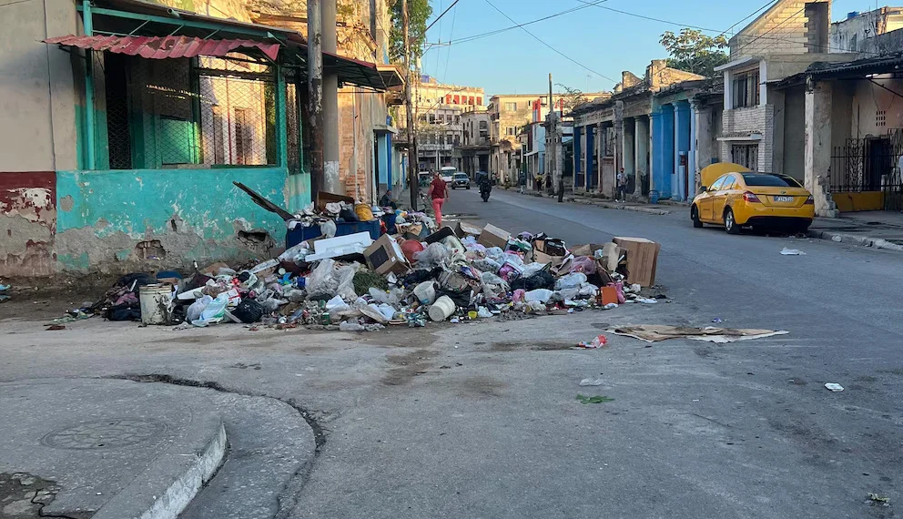 Crisis total en Cuba: calles vacías, acumulación de basura y casi el 60% del país sin luz