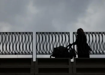 El debate por la baja natalidad: por qué caen las tasas de fertilidad y por qué culpar a las «mujeres profesionales» es un error de diagnóstico